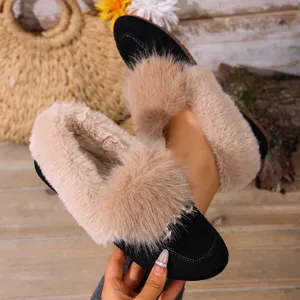 Gros plan détaillé de chaussures plates d'hiver noires et duveteuses avec bordure en fausse fourrure.