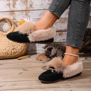Gros plan détail des chaussures plates d'hiver pour femmes avec col en fourrure.
