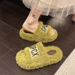 Pantofole invernali soffici da donna con piattaforma spessa in peluche e ricamo di lettere calde.
