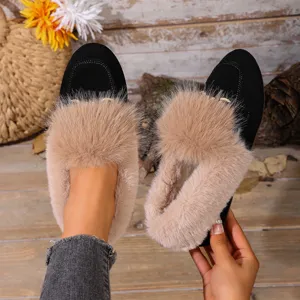 Vue de détail de chaussures plates noires chaudes d'hiver avec fourrure synthétique.