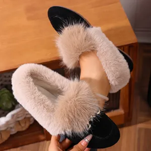 Chaussures plates duveteuses d'hiver pour femmes mocassins en suédine noire avec fourrure et métal.