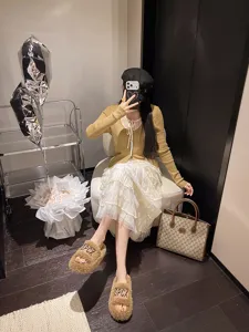 Vista dettagliata delle pantofole invernali in peluche, interno morbido ed elegante.