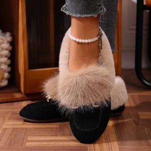 Vue détail de chaussures d'hiver en peluche, bottines plates confortables fourrées chaudes.