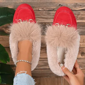 Gros plan de mules femme rouges duveteuses avec doublure en fausse fourrure et boucle métallique.