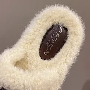 Primo piano dettagliato della soletta pelosa della pantofola con morbida texture soffice.