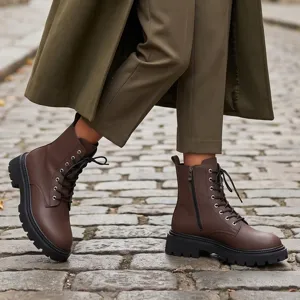 Damen braune Plateau Schnür-Martini-Stiefel mit Seitenreißverschluss und Litschi-Muster Detail.