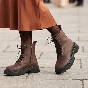 Detailansicht von braunen Damen Retro Schnürstiefeln mit klobiger Sohle und Reißverschluss.