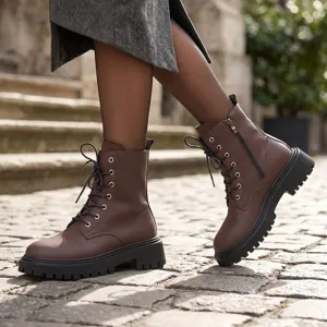 Braune Damen Plateau Schnürstiefel im Retro-Look aus Leder mit seitlichem Reißverschluss.