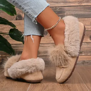 Chaussures plates d'hiver douillettes pour femmes avec bordure en fausse fourrure et style chic.