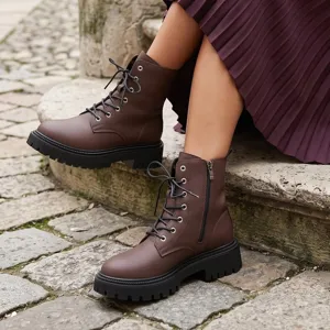 Detailansicht Damen Vintage braune Boots aus Litschileder mit Schnürung und Reißverschluss.