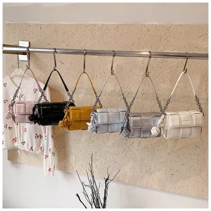 Sac bandoulière femme tissé tendance avec chaîne métallique, sac à épaule chic et élégant.