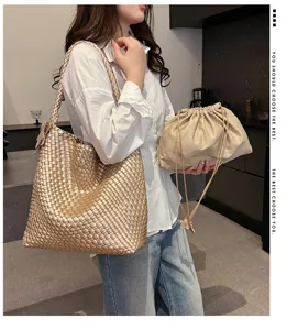 Gedetailleerd overzicht van een metalen champagne gewoven tote tas met bijpassend etui.