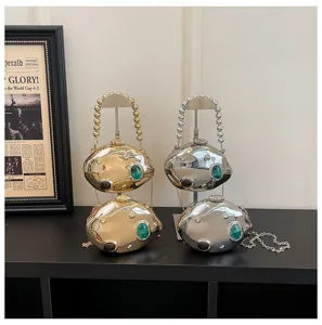 Borsa da sera metallica di novità con manico di perle e decorazione di pietre preziose eleganti.