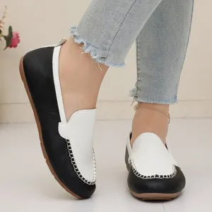 Nahaufnahme Detailansicht von schwarz-weißen Damen Slipper flachen Freizeitschuhen.
