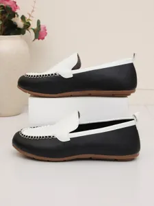 Schwarze und weiße Slipper flache Freizeitschuhe mit dekorativer Ziernaht Detailansicht