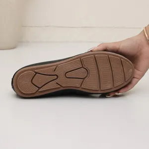 Bequeme damen freizeit flache loafer sohlen detailansicht, klassisches design schuhwerk.