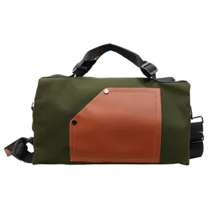 Vista dettagliata della grande borsa tote in tela con tasca a contrasto e robusti manici.