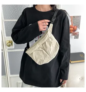 Minimalistische beige stoffen crossbody tas voor dames, stijlvolle casual schoudertas.