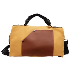 Elegante borsa in tela con tasca frontale in pelle marrone, ideale per il viaggio quotidiano.