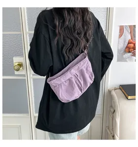 Gedetailleerd overzicht van casual lila geplooide schoudertas voor dames dagelijks.