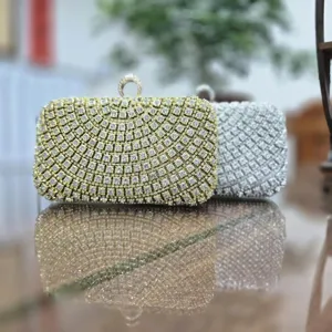 Détail de la pochette de soirée strassée montrant des cristaux étincelants et un fermoir élégant.