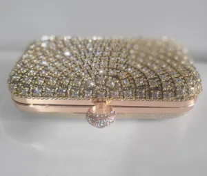 Détail de pochette de soirée en cristal scintillant avec élégant fermoir anneau en or rose.