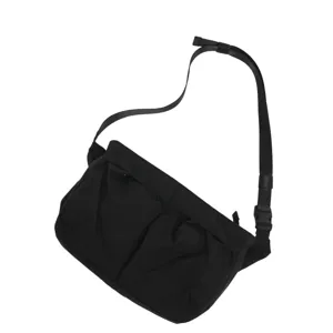 Details van de zwarte minimalistische schoudertas, met een verstelbare riem en stof.
