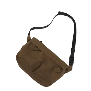 Close-up detail van de bruine casual crossbody tas met zwarte verstelbare riem en handige gesp.