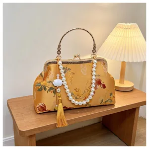 Borsa a mano vintage ricamata in stile cinese con tracolla di perle e manico in metallo.