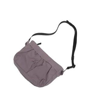 Gedetailleerd overzicht van casual schoudertas, paarse nylon stof, zwarte verstelbare riem.