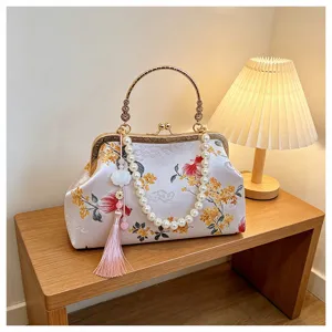Vista dettagliata della borsa a conchiglia ricamata in stile cinese, borsa elegante.