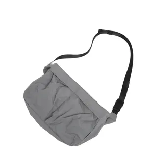Grijze casual nylon schoudertas met zwarte verstelbare riem voor dagelijks gebruik.