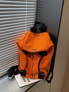 Zaino in tela arancione grande capacita elegante borsa a tracolla da commuter casual.