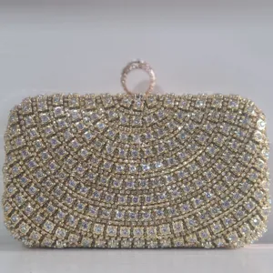Sac de soirée élégant pour femme avec strass brillants et poignée anneau chic.
