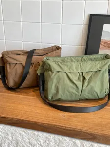 Dames casual effen schouder crossbody tas van stof, stijlvolle dagelijkse handtas hoofdaanzicht.