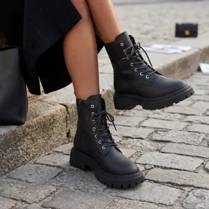 Nahaufnahme schwarzer Damen Vintage Plateau Schnürstiefel mit praktischem Seitenreißverschluss.