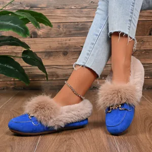 Gros plan de chaussures plates pelucheuses bleues avec fausse fourrure et boucle.