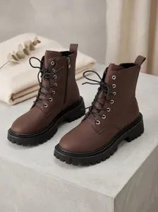 Dunkelbraune Damen Schnürstiefel aus Leder mit dicker Profilsohle und Reißverschluss.