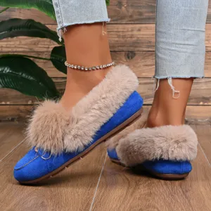 Gros plan détaillé de chaussures d'hiver en peluche douce avec fourrure et semelle plate chaude.