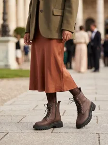 Nahaufnahme von Damen Vintage Leder Schnürstiefeln mit dicker profilierter Sohle und Reißverschluss.