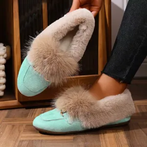 Vue détaillée de chaussures plates d'hiver pour femmes doublées de fourrure et boucle.