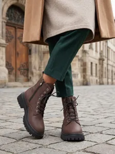 Damen braune Leder Plateau Stiefel, Vintage Schnür Stiefeletten mit Seitenreißverschluss.