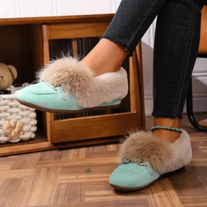 Vue detaille des chaussures plates duveteuses en menthe avec bordure en fourrure et boucle.
