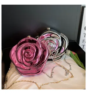 Nahaufnahme der Acryl Rosen Clutch Tasche mit Metallkette und elegantem Blumendesign Detail.