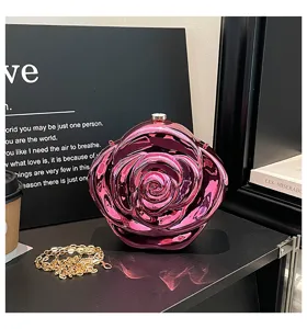 Acryl Rosen Abend-Clutch Tasche mit metallisch rosa Finish und goldener Kette für Damen.