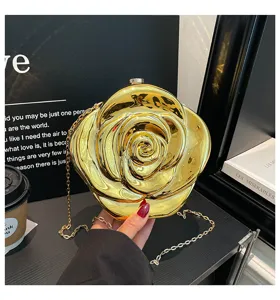 Goldene Acryl Handtasche Rose Detail, elegante Abendtasche mit Kettriemen für Damen.