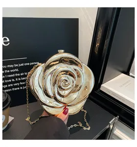 Goldene metallische 3D Rosen Abendtasche mit feinem Kettendetail für elegante Partys.