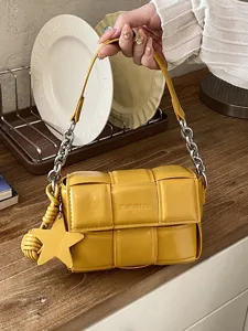 Sac Bandoulière Tissé en Cuir PU pour Femme Petit Sac Carré avec Chaîne en Métal et Pendentif Étoile