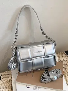 Sac à bandoulière tissé métallisé argenté avec chaîne et design minimaliste élégant pour femme.