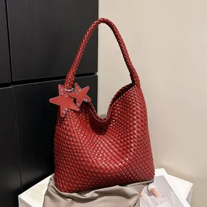 Rode handgeweven handtas, grote capaciteit stijlvolle schoudertas met leuke sterhangers.